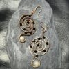 Kolczyki miedziane – spirala – perła