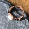 Miedziany pierścionek – perła i spinel