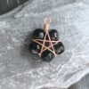 Zawieszka miedziana – pentagram z onyksem