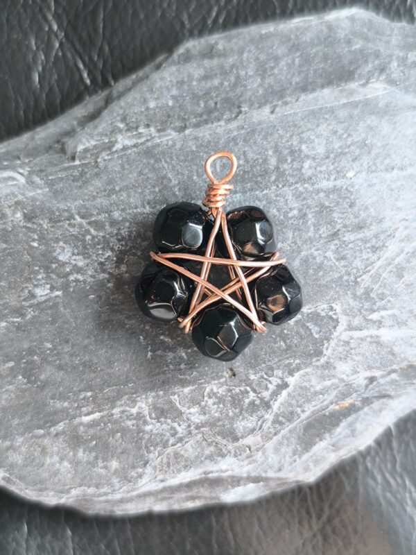 Zawieszka miedziana – pentagram z onyksem