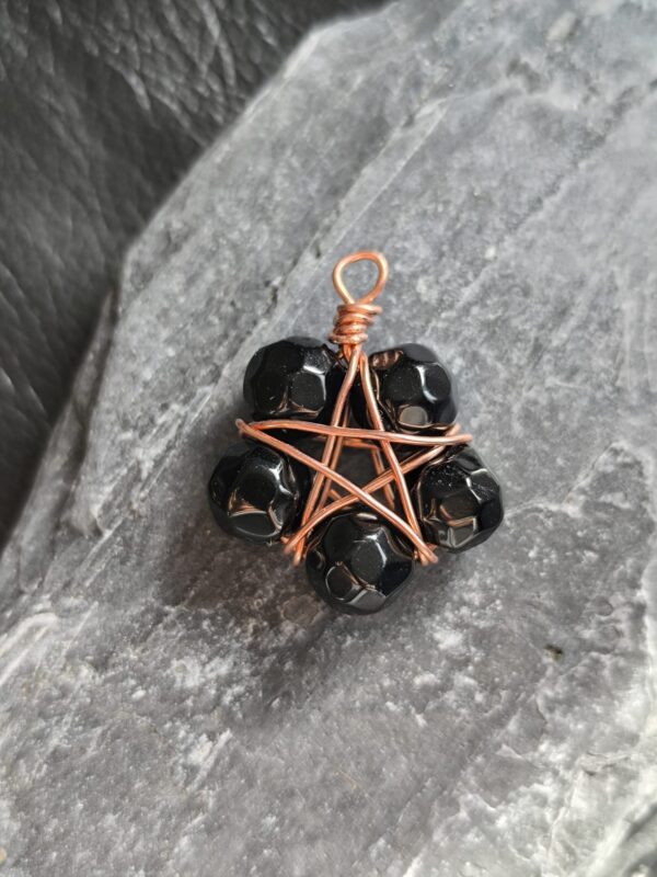 Zawieszka miedziana – pentagram z onyksem