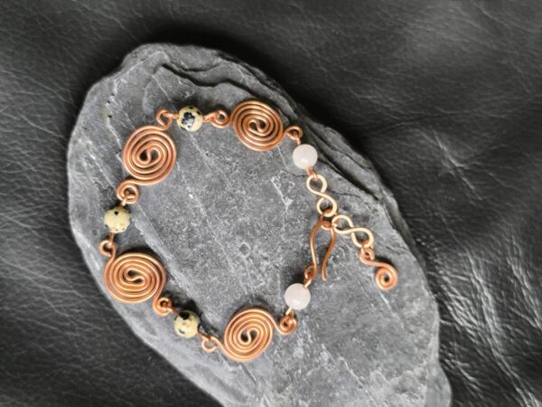 Bransoletka miedziana – spirale życia – jaspis dalmatyński